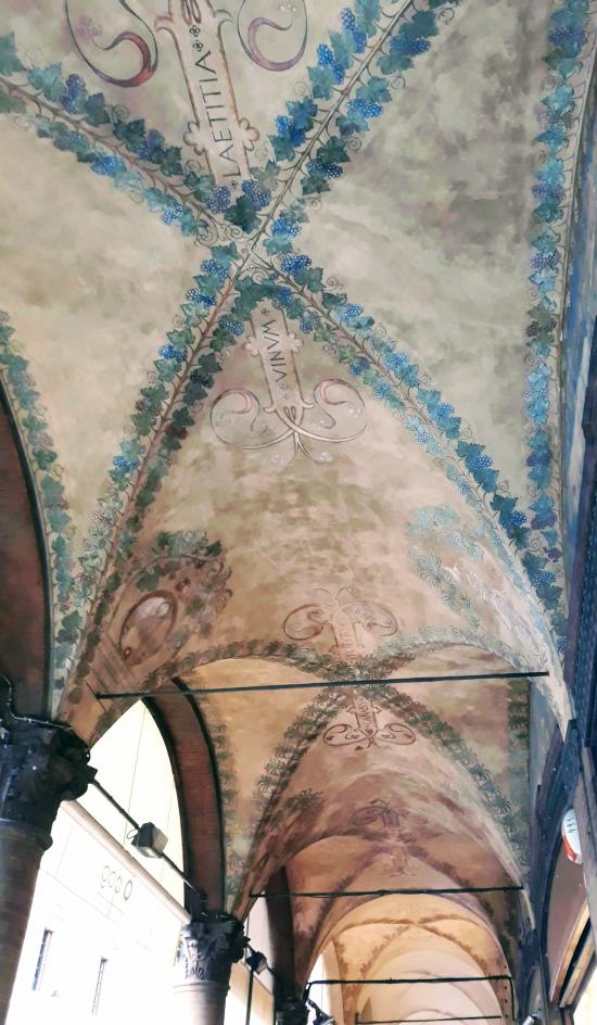 Portico decorato in via Indipendenza