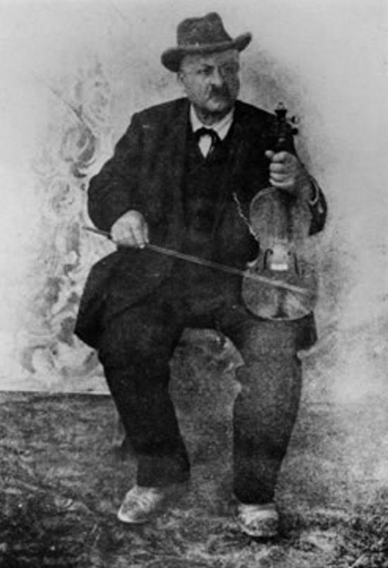 Carlo Brighi col suo violino (Miniatura 219x320 px)